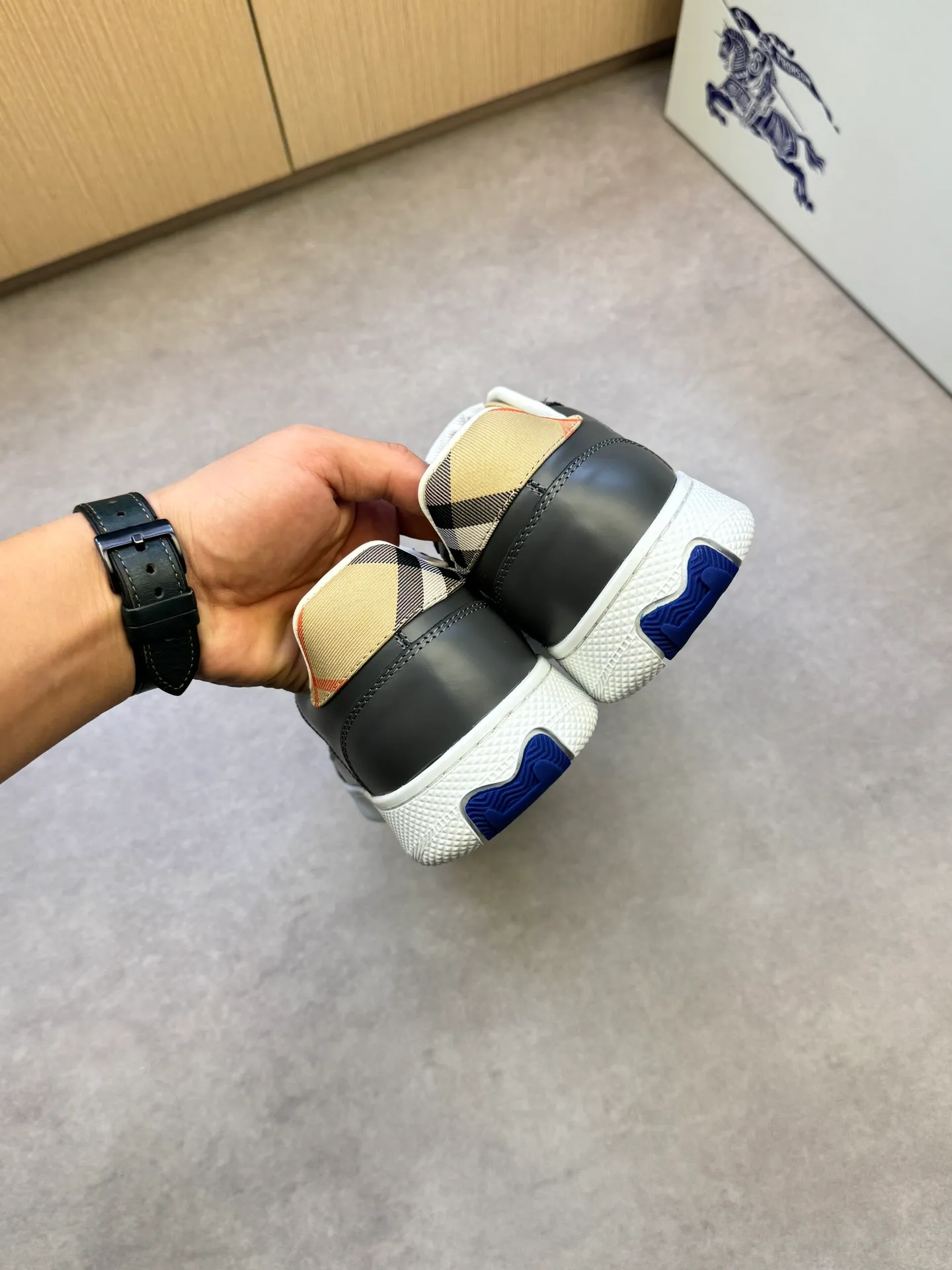 P400 [BURBERRY] Burberry casual sports sneakers - Upper: imported 🔝 open edge beaded calfskin, brand totem cloth, tongue brand cloth label - Inner: water-dyed cowhide - Outsole: ultra-light TPR rubber; two-color molded outsole - Super high quality control·Fine workmanship: highlighted (high-end, extravagance, grade) -Size: 38-44 (Male 45, can be customized)·BBR0372